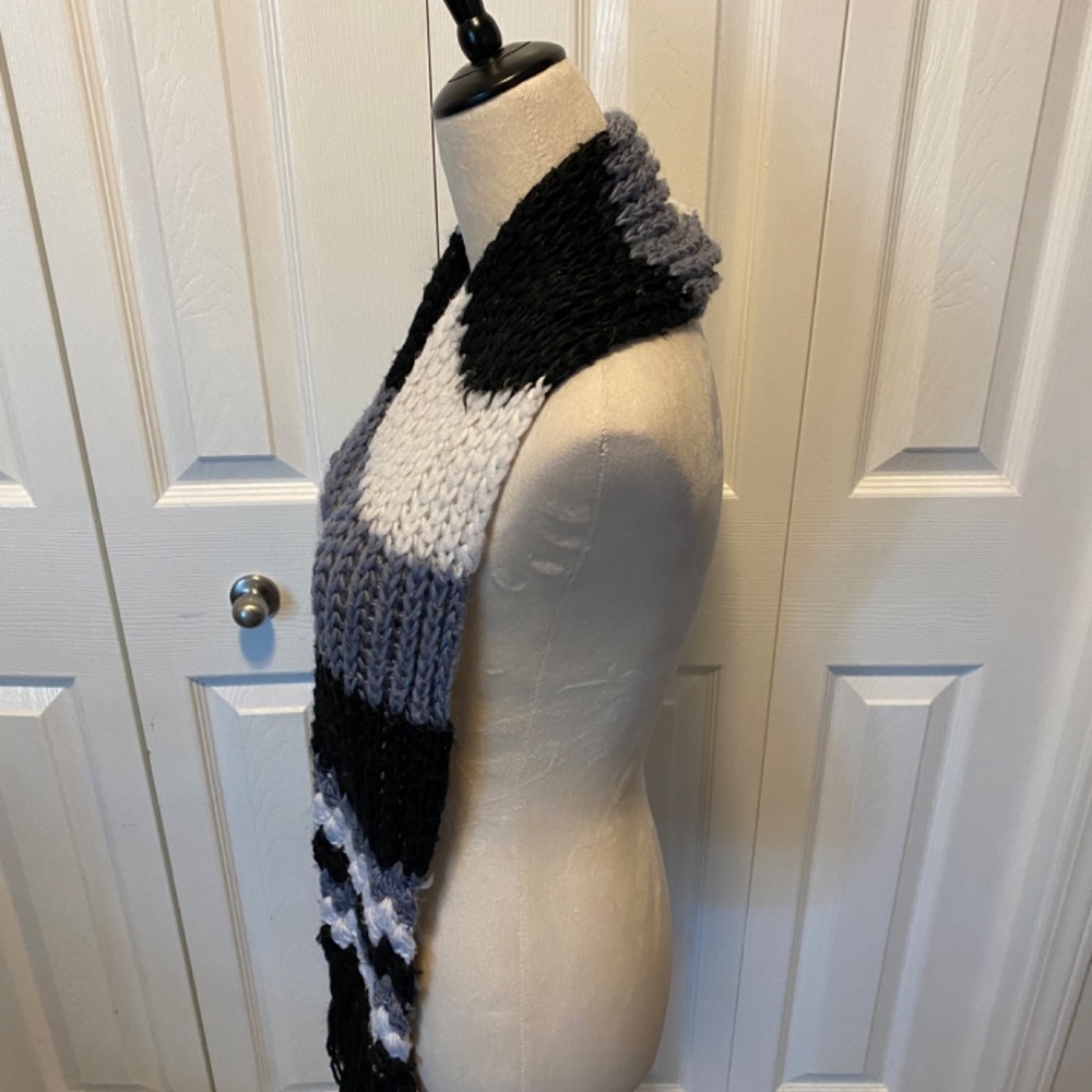 Women’s crochet scarf - Picture 4 of 6